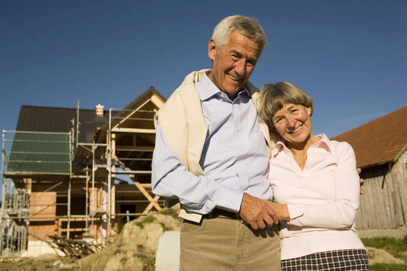 西方人,两个人,夫妻,家,站,抱,笑,微笑,露齿笑,横图,室外,白天,仰视,爱情,植物,欧洲,欧洲人,服装,枯萎,支架,房屋,屋子,公寓,枯草,浪漫,注视,休闲装,洋房,楼房,架子,脚手架,住宅,草,施工,衣服,黄色,蓝色,蓝天,天空,建筑工地,天,观察,看,站着,休闲,休闲服,恩爱,恋人,服饰,晴朗,抱着,观看,支撑,固定,察看,搂着,关注,万里无云,地盘,建筑地盘,施工地盘,老年男性,老年女性,男人,男性,女人,女性,白种人,情侣,晴空,晴空万里,怀抱,搂,搂抱,相抱,拥抱,站立,半身,彩图,低角度拍摄,房子,工地,伴侣,稳固