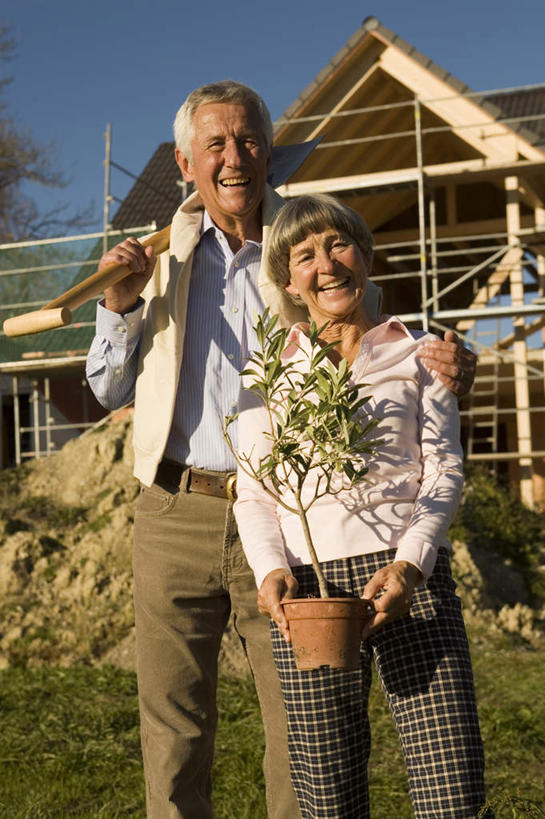 西方人,两个人,夫妻,家,站,抱,笑,微笑,露齿笑,竖图,室外,白天,正面,爱情,植物,欧洲,欧洲人,握,服装,枯萎,盆栽,支架,房屋,屋子,公寓,枯草,盆景,浪漫,拿,拿着,注视,休闲装,洋房,楼房,架子,脚手架,住宅,草,施工,衣服,黄色,蓝色,绿色,蓝天,天空,自然,建筑工地,天,观察,看,站着,休闲,休闲服,恩爱,握着,恋人,服饰,生长,晴朗,成长,抱着,观看,支撑,固定,察看,搂着,关注,万里无云,地盘,建筑地盘,施工地盘,老年男性,老年女性,男人,男性,女人,女性,白种人,情侣,晴空,晴空万里,搂,搂抱,站立,半身,彩图,房子,工地,伴侣,稳固