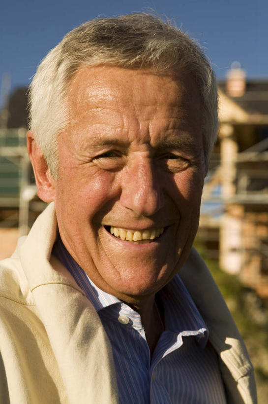 西方人,脸,头,脸颊,一个人,家,站,笑,微笑,露齿笑,竖图,室外,特写,白天,正面,欧洲,欧洲人,仅一个男性,仅一个人,阴影,服装,朦胧,模糊,光线,影子,房屋,屋子,云,云朵,云彩,注视,休闲装,楼房,肩膀,住宅,衣服,蓝色,白云,蓝天,天空,阳光,天,观察,看,站着,仅一个老年男性,休闲,休闲服,服饰,晴朗,观看,察看,关注,老年男性,男人,男性,白种人,头部,脸部,脸蛋,面部,晴空,站立,半身,彩图,房子