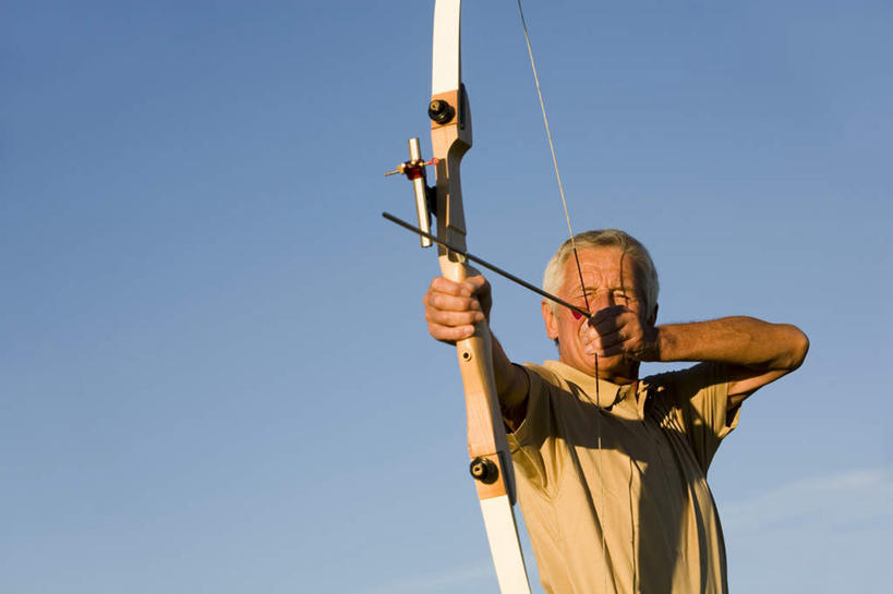 西方人,一个人,站,横图,室外,白天,仰视,欧洲,欧洲人,仅一个男性,仅一个人,握,阴影,服装,光线,弓箭,影子,拿,拿着,注视,休闲装,运动器械,衣服,蓝色,蓝天,天空,阳光,天,观察,看,站着,仅一个老年男性,休闲,休闲服,健身器械,握着,服饰,晴朗,观看,察看,关注,健身器材,万里无云,老年男性,男人,男性,白种人,晴空,晴空万里,站立,半身,彩图,低角度拍摄,运动器材