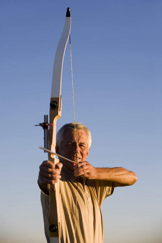 西方人,一个人,站,竖图,室外,白天,仰视,欧洲,欧洲人,仅一个男性,仅一个人,握,阴影,服装,光线,弓箭,影子,拿,拿着,注视,休闲装,运动器械,衣服,蓝色,蓝天,天空,阳光,天,观察,看,站着,仅一个老年男性,休闲,休闲服,健身器械,握着,服饰,晴朗,观看,察看,关注,健身器材,万里无云,老年男性,男人,男性,白种人,晴空,晴空万里,站立,半身,彩图,低角度拍摄,运动器材