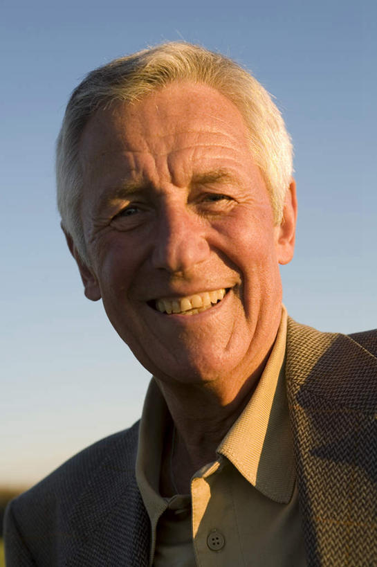 西方人,脸,头,脸颊,一个人,站,笑,微笑,露齿笑,竖图,室外,特写,白天,正面,欧洲,欧洲人,仅一个男性,仅一个人,阴影,服装,朦胧,模糊,光线,影子,注视,休闲装,肩膀,衣服,蓝色,蓝天,天空,阳光,天,观察,看,站着,仅一个老年男性,休闲,休闲服,服饰,晴朗,观看,察看,关注,万里无云,老年男性,男人,男性,白种人,头部,脸部,脸蛋,面部,晴空,晴空万里,站立,半身,彩图