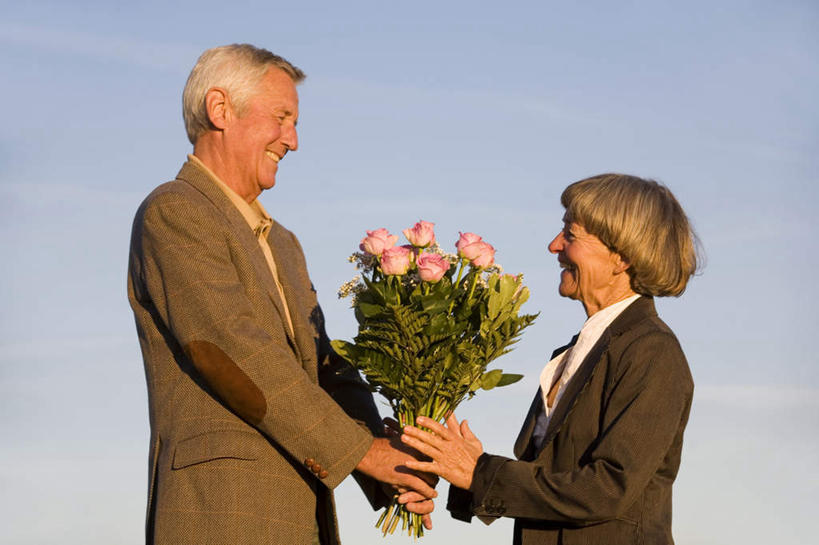 西方人,两个人,夫妻,站,笑,微笑,露齿笑,横图,室外,白天,侧面,爱情,欧洲,欧洲人,阴影,服装,盛开,光线,影子,云,云朵,浪漫,拿,花蕾,云彩,拿着,注视,休闲装,花,花瓣,花朵,鲜花,衣服,蓝色,白云,蓝天,天空,阳光,天,花苞,花蕊,观察,看,站着,休闲,面对面,休闲服,恩爱,恋人,服饰,晴朗,观看,察看,关注,老年男性,老年女性,男人,男性,女人,女性,白种人,情侣,晴空,站立,半身,彩图,伴侣