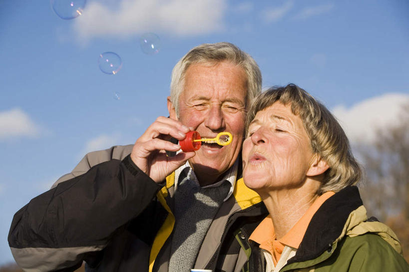 西方人,脸,头,脸颊,手,两个人,夫妻,站,笑,微笑,露齿笑,横图,室外,特写,白天,正面,爱情,欧洲,欧洲人,阴影,服装,朦胧,模糊,光线,影子,云,云朵,浪漫,云彩,注视,休闲装,肩膀,衣服,蓝色,白云,蓝天,天空,阳光,泡泡,天,吹,观察,看,站着,张嘴,休闲,手部,休闲服,恩爱,恋人,服饰,晴朗,观看,单手,察看,关注,张大嘴巴,老年男性,老年女性,男人,男性,女人,女性,白种人,头部,脸部,脸蛋,面部,情侣,晴空,张开嘴,站立,半身,彩图,伴侣