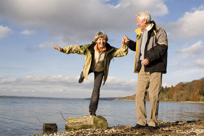 西方人,两个人,夫妻,站,举,握手,笑,微笑,露齿笑,横图,室外,白天,正面,爱情,游戏,海浪,海洋,欧洲,欧洲人,伸展,张开,展翅,阴影,服装,盛开,光线,翅膀,影子,浪花,水平线,云,云朵,辽阔,海平线,浪漫,玩,花蕾,云彩,注视,休闲装,娱乐,花瓣,花朵,鲜花,衣服,蓝色,白云,蓝天,天空,阳光,海水,天,花苞,花蕊,观察,看,托,站着,休闲,广阔,休闲服,恩爱,恋人,服饰,晴朗,观看,一望无际,察看,关注,海景,张开翅膀,无边无际,一马平川,展开翅膀,老年男性,老年女性,男人,男性,女人,女性,白种人,情侣,大海,风浪,海,海水的波动,近岸浪,涌浪,晴空,搀手,举起,举手,举着,拉手,手拉手,手握手,玩耍,嬉戏,向上举,向上伸,向上托,站立,彩图,全身,伴侣,水天相接,水天一线