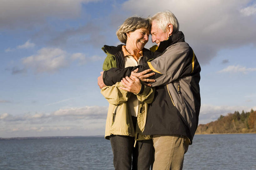 西方人,两个人,夫妻,站,抱,笑,微笑,露齿笑,横图,室外,白天,正面,爱情,海浪,海洋,欧洲,欧洲人,阴影,服装,盛开,光线,影子,浪花,云,云朵,浪漫,花蕾,云彩,注视,休闲装,花瓣,花朵,鲜花,衣服,蓝色,白云,蓝天,天空,阳光,海水,天,花苞,花蕊,观察,看,站着,休闲,面对面,休闲服,恩爱,恋人,服饰,晴朗,抱着,观看,察看,搂着,关注,海景,老年男性,老年女性,男人,男性,女人,女性,白种人,情侣,大海,风浪,海,海水的波动,近岸浪,涌浪,晴空,搂,搂抱,站立,半身,彩图,伴侣