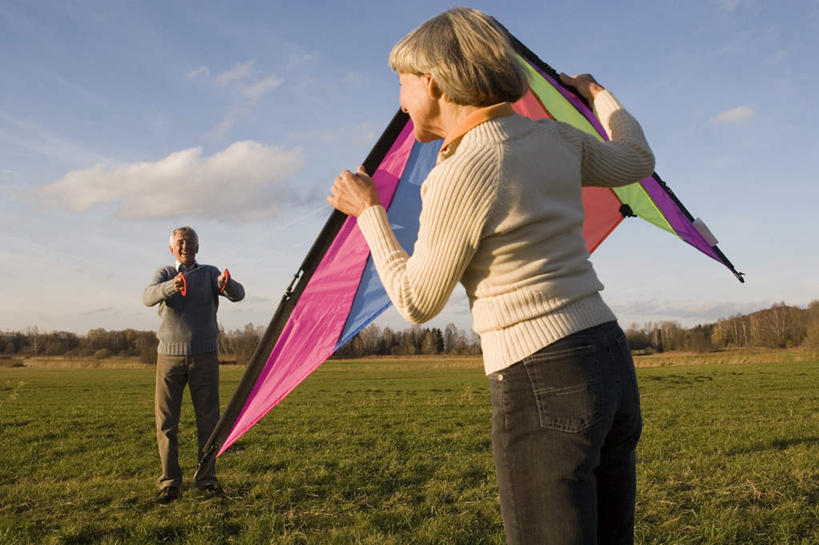 西方人,背部,两个人,夫妻,站,笑,微笑,露齿笑,横图,室外,白天,正面,爱情,游戏,草地,草坪,植物,欧洲,欧洲人,握,阴影,服装,光线,影子,云,云朵,浪漫,拿,玩,云彩,拿着,注视,休闲装,娱乐,草,衣服,蓝色,绿色,白云,蓝天,天空,阳光,风筝,天,观察,看,站着,休闲,休闲服,恩爱,放风筝,握着,恋人,服饰,晴朗,观看,察看,纸鸢,关注,放鹞子,鹞,鹞子,鸢,木鸢,老年男性,老年女性,男人,男性,女人,女性,白种人,情侣,晴空,玩耍,嬉戏,站立,彩图,全身,伴侣