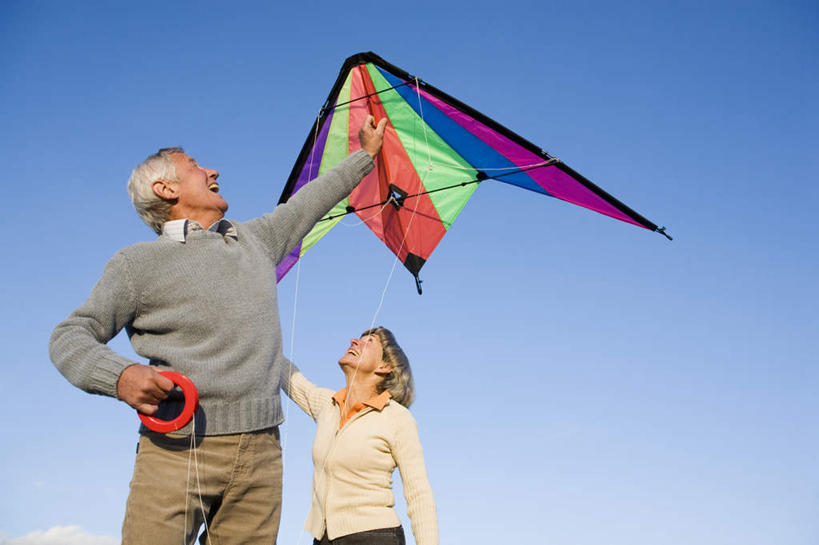 西方人,两个人,夫妻,站,举,笑,微笑,露齿笑,横图,室外,白天,仰视,爱情,欧洲,欧洲人,阴影,服装,光线,影子,云,云朵,浪漫,拿,云彩,拿着,注视,休闲装,衣服,蓝色,白云,蓝天,天空,阳光,风筝,天,观察,看,托,站着,休闲,休闲服,恩爱,放风筝,恋人,服饰,晴朗,观看,察看,纸鸢,关注,放鹞子,鹞,鹞子,鸢,木鸢,老年男性,老年女性,男人,男性,女人,女性,白种人,情侣,晴空,举起,举手,举着,向上举,向上伸,向上托,站立,半身,彩图,低角度拍摄,伴侣