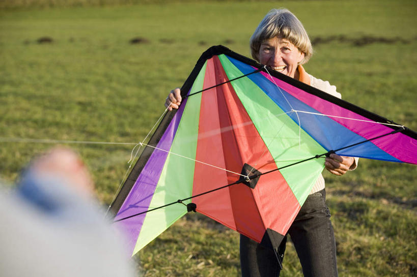 西方人,背部,两个人,夫妻,站,拉,笑,微笑,露齿笑,横图,室外,白天,正面,爱情,草地,草坪,植物,欧洲,欧洲人,阴影,服装,朦胧,模糊,光线,线,影子,云,云朵,浪漫,拿,云彩,拿着,注视,休闲装,草,衣服,蓝色,绿色,白云,蓝天,天空,阳光,风筝,天,观察,看,站着,休闲,休闲服,恩爱,放风筝,恋人,服饰,晴朗,观看,察看,纸鸢,拉着,关注,放鹞子,鹞,鹞子,鸢,木鸢,老年男性,老年女性,男人,男性,女人,女性,白种人,情侣,晴空,站立,半身,彩图,伴侣