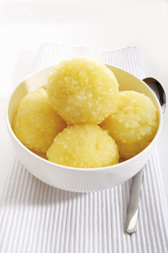 无人,竖图,俯视,室内,白天,烹饪,西餐,土豆,阴影,反射,影子,勺子,陶瓷,料理,食品,陶瓷制品,菜肴,美食,食物,一个,容器,调羹,汤匙,碗,纸巾,西式,佳肴,单个,储藏,储存,馍馍蛋,洋芋,山药蛋,马铃薯,彩图,高角度拍摄,贮存