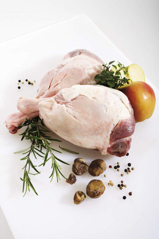 无人,竖图,俯视,室内,特写,白天,白色背景,苹果,水果,阴影,新鲜,反射,包装,包装纸,影子,纸,调料,酱料,酱汁,肉,生食,佐料,食品,果实,纸张,调味品,调味料,酱,肉类,食物,摄影,有机食品,绿色食品,影棚,迷迭香,包装材料,牛皮纸,肉食,海洋之露,彩图,高角度拍摄,影棚拍摄,拍摄,鹅肉