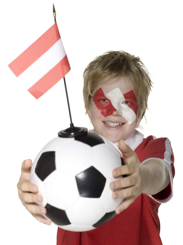 儿童,一个人,站,笑,微笑,露齿笑,竖图,室内,白天,白色背景,正面,运动服,纯洁,足球,旗帜,国旗,奥地利,欧洲,仅一个男性,仅一个人,服装,艺术,彩绘,足球装备,拿,拿着,注视,文化,运动器械,球,一个,小孩,衣服,观察,看,站着,仅一个小孩,健身器械,可爱,童年,童趣,摄影,服饰,影棚,单个,观看,察看,衣着,穿着,关注,健身器材,童真,人体彩绘,烂漫,无邪,中欧,美观,蹴鞠,奥地利共和国,衣饰,纹身彩绘,天真,足球运动,男孩,男人,男性,孩子,旗,站立,半身,彩图,影棚拍摄,拍摄,运动器材,男生,运动装