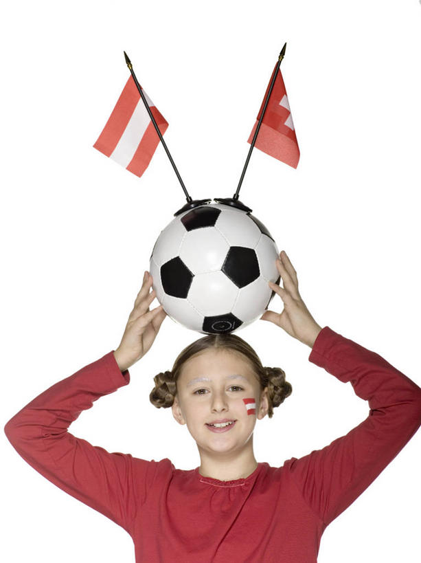 儿童,一个人,站,举,笑,微笑,露齿笑,竖图,室内,白天,白色背景,正面,运动服,纯洁,足球,国旗,奥地利,瑞士,欧洲,仅一个女性,仅一个人,服装,艺术,彩绘,足球装备,注视,文化,运动器械,球,一个,小孩,衣服,观察,看,托,站着,仅一个小孩,健身器械,可爱,童年,童趣,摄影,服饰,影棚,单个,观看,察看,衣着,穿着,关注,健身器材,童真,人体彩绘,烂漫,无邪,中欧,美观,蹴鞠,奥地利共和国,瑞士联邦,衣饰,纹身彩绘,天真,足球运动,女孩,女人,女性,孩子,旗,举起,举手,举着,向上举,向上伸,向上托,站立,半身,彩图,影棚拍摄,拍摄,运动器材,女生,运动装