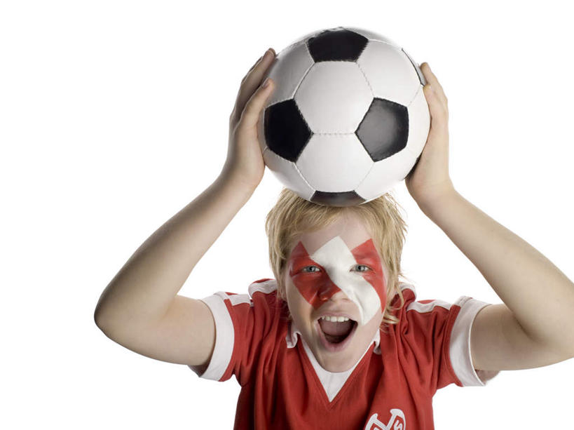 儿童,脸,头,脸颊,手,一个人,站,举,横图,俯视,室内,特写,白天,白色背景,运动服,纯洁,足球,双手,仅一个男性,仅一个人,服装,艺术,彩绘,足球装备,注视,文化,运动器械,肩膀,球,一个,小孩,衣服,观察,看,托,站着,张嘴,仅一个小孩,手部,健身器械,可爱,童年,童趣,摄影,服饰,影棚,单个,观看,察看,衣着,穿着,关注,健身器材,张大嘴巴,童真,人体彩绘,烂漫,无邪,美观,蹴鞠,衣饰,纹身彩绘,天真,足球运动,男孩,男人,男性,孩子,头部,脸部,脸蛋,面部,张开嘴,举起,举手,举着,向上举,向上伸,向上托,站立,半身,彩图,高角度拍摄,影棚拍摄,拍摄,运动器材,男生,运动装