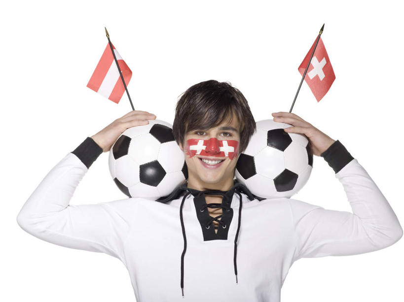 一个人,站,捧,笑,微笑,露齿笑,横图,室内,白天,白色背景,正面,运动服,足球,旗帜,国旗,瑞士,欧洲,仅一个男性,仅一个人,服装,艺术,彩绘,足球装备,注视,文化,运动器械,球,仅一个年轻男性,一个,衣服,观察,看,站着,健身器械,摄影,服饰,影棚,单个,观看,察看,衣着,穿着,关注,健身器材,人体彩绘,中欧,美观,蹴鞠,瑞士联邦,衣饰,纹身彩绘,足球运动,男人,男性,年轻男性,旗,端,端着,捧着,手捧,站立,半身,彩图,影棚拍摄,拍摄,运动器材,运动装