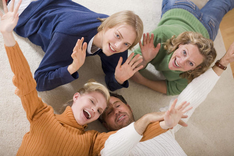 西方人,家庭,夫妻,母亲,父亲,女儿,儿子,躺,伸展双臂,笑,微笑,露齿笑,横图,俯视,室内,白天,爱情,欧洲,欧洲人,撑,服装,浪漫,注视,休闲装,衣服,观察,看,张嘴,休闲,温暖,温馨,父女,父子,母女,母子,一家人,休闲服,恩爱,父爱,母爱,恋人,服饰,观看,和睦,察看,撑着,关注,张大嘴巴,卧着,男人,男性,年轻男性,年轻女性,女人,女性,中年男性,中年女性,白种人,夫妇,情侣,张开嘴,敞开双臂,伸开双臂,抬头,躺着,卧,仰头,展开双肩,张开手臂,张开双臂,半身,彩图,高角度拍摄,伴侣,融洽