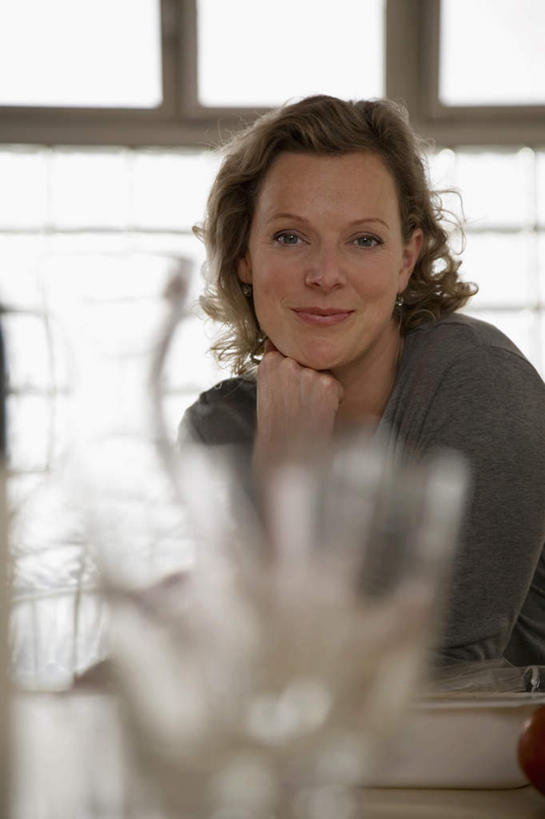 西方人,一个人,坐,笑,微笑,竖图,室内,白天,正面,杯子,书籍,欧洲,欧洲人,仅一个女性,仅一个人,撑,服装,朦胧,模糊,托腮,注视,休闲装,玻璃制品,衣服,水杯,观察,看,托,仅一个中年女性,休闲,休闲服,服饰,观看,察看,关注,托下巴,女人,女性,中年女性,白种人,玻璃杯,茶杯,书,图书,坐着,半身,彩图