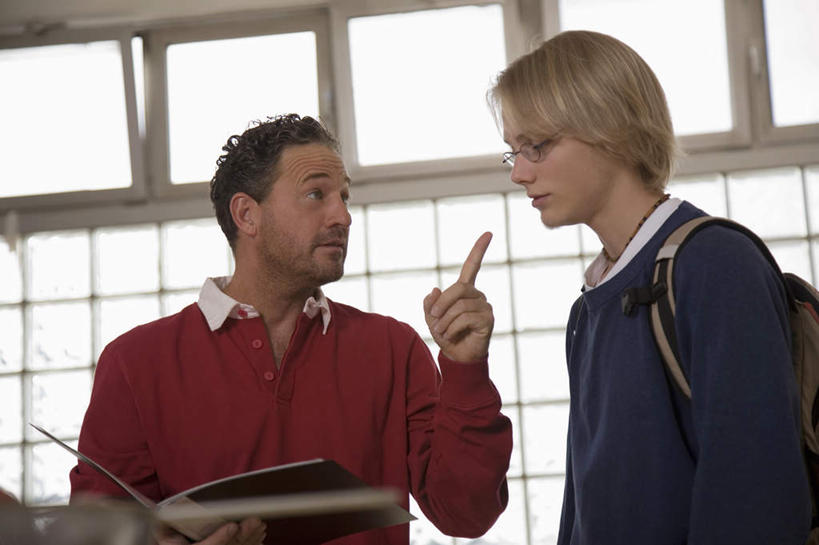 西方人,背,两个人,家庭,父亲,儿子,站,说,横图,室内,白天,仰视,欧洲,欧洲人,指,服装,包,书包,拿,拿着,注视,休闲装,方向,衣服,背包,背着,观察,看,手势,站着,休闲,温暖,温馨,父子,一家人,休闲服,父爱,服饰,观看,和睦,察看,指向,关注,记录板,记事板,交流,男人,男性,年轻男性,中年男性,白种人,沟通,讲话,交谈,说话,谈话,站立,半身,彩图,低角度拍摄,融洽,双肩包