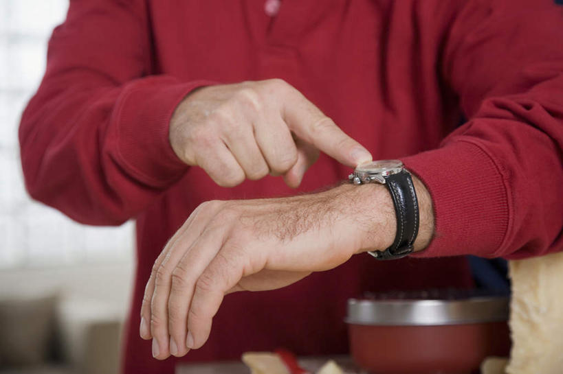 西方人,手,一个人,站,横图,室内,特写,白天,正面,欧洲,欧洲人,双手,仅一个男性,仅一个人,仅一个中年男性,指,服装,朦胧,模糊,时间,时钟,手表,计时,休闲装,方向,衣服,钟表,手势,站着,休闲,手部,休闲服,表,服饰,腕表,指向,男人,男性,中年男性,白种人,钟,站立,半身,彩图