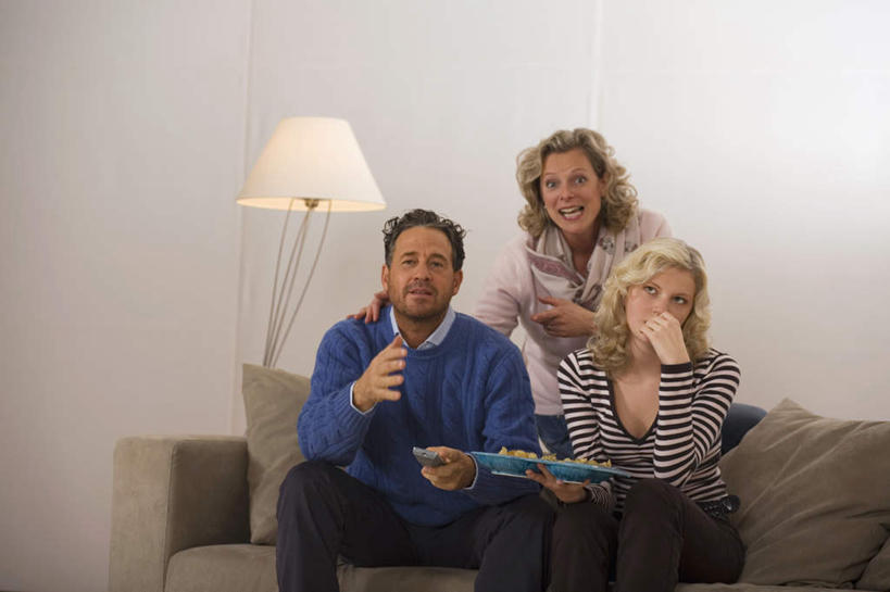 西方人,三个人,夫妻,母亲,父亲,女儿,坐,捧,说,横图,室内,白天,正面,爱情,沙发,台灯,餐具,欧洲,欧洲人,撑,服装,碟子,盘,灯光,浪漫,拿,拿着,托腮,注视,休闲装,灯,衣服,盘子,灯具,碟,遥控器,观察,看,托,张嘴,休闲,父女,母女,休闲服,父爱,母爱,恋人,服饰,观看,察看,照明设备,关注,托下巴,张大嘴巴,布艺沙发,交流,男人,男性,年轻女性,女人,女性,中年男性,中年女性,白种人,夫妇,情侣,张开嘴,端,端着,沟通,讲话,交谈,捧着,手捧,说话,谈话,坐着,半身,彩图,伴侣