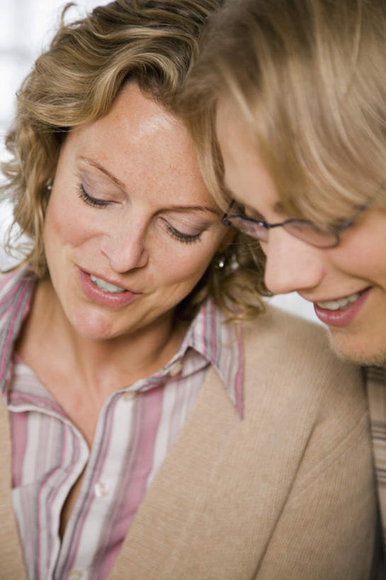 西方人,脸,头,脸颊,两个人,家庭,母亲,儿子,站,笑,说,微笑,露齿笑,竖图,室内,特写,白天,正面,欧洲,欧洲人,服装,朦胧,模糊,注视,休闲装,肩膀,衣服,低头,观察,看,站着,休闲,温暖,温馨,母子,一家人,休闲服,母爱,服饰,观看,和睦,察看,关注,交流,男人,男性,年轻男性,女人,女性,中年女性,白种人,头部,脸部,脸蛋,面部,沟通,讲话,交谈,说话,谈话,站立,半身,彩图,融洽