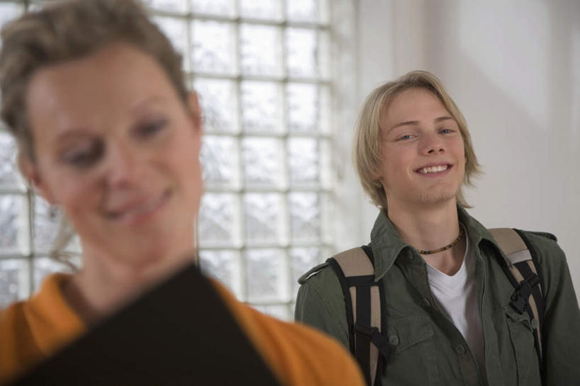 西方人,背,两个人,家庭,母亲,儿子,站,笑,微笑,露齿笑,横图,室内,白天,正面,欧洲,欧洲人,服装,朦胧,模糊,包,书包,拿,拿着,注视,休闲装,衣服,背包,背着,观察,看,站着,张嘴,休闲,温暖,温馨,母子,一家人,休闲服,母爱,服饰,观看,和睦,察看,关注,记录板,张大嘴巴,记事板,男人,男性,年轻男性,女人,女性,中年女性,白种人,张开嘴,站立,半身,彩图,融洽,双肩包