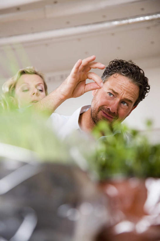 西方人,两个人,夫妻,站,投,竖图,室内,白天,仰视,爱情,蔬菜,厨具,欧洲,欧洲人,服装,朦胧,模糊,新鲜,香料,食品,浪漫,注视,休闲装,食物,衣服,观察,看,站着,休闲,休闲服,恩爱,恋人,服饰,有机食品,绿色食品,观看,察看,关注,男人,男性,女人,女性,中年男性,中年女性,白种人,情侣,储藏用具,进餐用具,烹调用具,洗涤用具,抛,扔,撒,站立,掷,半身,彩图,低角度拍摄,伴侣,调理用具