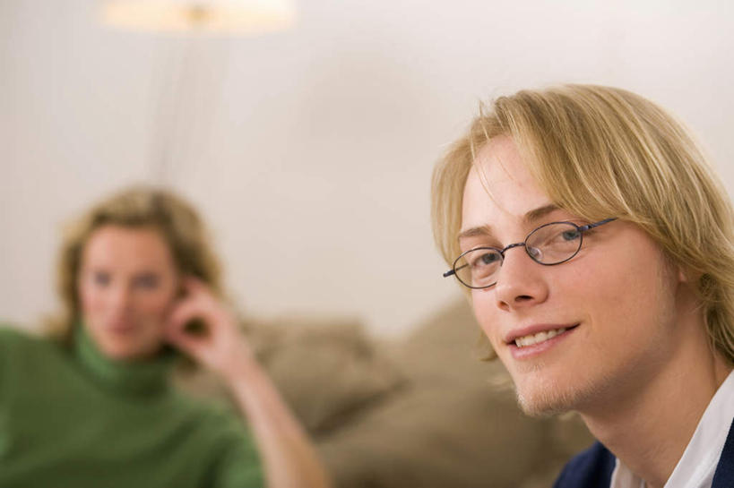 西方人,两个人,家庭,母亲,儿子,坐,笑,微笑,露齿笑,横图,室内,白天,正面,沙发,欧洲,欧洲人,撑,服装,朦胧,模糊,眼镜,托腮,注视,休闲装,衣服,观察,看,托,休闲,温暖,温馨,母子,一家人,休闲服,母爱,服饰,观看,老花镜,和睦,察看,关注,托下巴,布艺沙发,远视眼镜,男人,男性,年轻男性,女人,女性,中年女性,白种人,坐着,半身,彩图,融洽