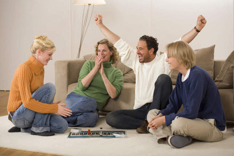 西方人,四个人,家庭,夫妻,母亲,父亲,女儿,儿子,伸展双臂,笑,鼓掌,微笑,露齿笑,横图,室内,白天,正面,爱情,游戏,赌博,贪欲,竞争,沙发,台灯,扑克牌,纸牌,玩具,扑克,欧洲,欧洲人,服装,灯光,浪漫,玩,休闲装,娱乐,刺激,灯,衣服,灯具,张嘴,休闲,温暖,温馨,父女,父子,母女,母子,一家人,休闲服,恩爱,父爱,母爱,恋人,服饰,活动,和睦,照明设备,发泄,消遣,智力,赌具,张大嘴巴,布艺沙发,投机,侥幸,欲望,宣泄,男人,男性,年轻男性,年轻女性,女人,女性,中年男性,中年女性,白种人,夫妇,情侣,张开嘴,敞开双臂,拍手,伸开双臂,玩耍,嬉戏,展开双肩,张开手臂,张开双臂,彩图,全身,伴侣,融洽,胜负,输赢
