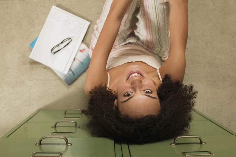 西方人,一个人,商务人士,商务女性,坐,笑,微笑,露齿笑,横图,俯视,室内,白天,看书,阅读,柜子,书籍,欧洲,欧洲人,仅一个年轻女性,仅一个女性,仅一个人,学习,套装,服装,材料,档案,文件,注视,休闲装,衣服,书本,资料,观察,看,休闲,休闲服,读书,浏览,服饰,观看,察看,关注,文档,商务装,档案柜,工薪阶层,年轻女性,女人,女性,白种人,白领,上班族,书,图书,抬头,仰头,坐着,彩图,高角度拍摄,全身