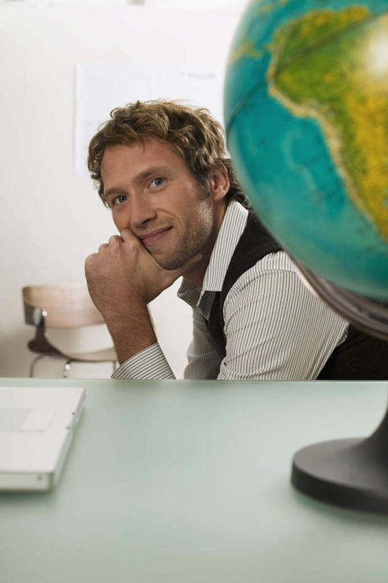 西方人,一个人,商务人士,商务男性,坐,笑,微笑,竖图,室内,白天,侧面,衬衫,仪器,海洋,地图,欧洲,欧洲人,仅一个男性,仅一个人,撑,套装,服装,朦胧,模糊,网格,地球仪,线条,世界地图,地球,陆地,全球,托腮,注视,休闲装,球,仅一个年轻男性,衣服,经纬线,模型,观察,看,托,休闲,球体,休闲服,地理,国家,服饰,观看,大陆,察看,世界,关注,托下巴,商务装,纬线,版图,经线,工薪阶层,经纬仪,地理学,男人,男性,年轻男性,白种人,白领,上班族,坐着,半身,彩图,衬衣,大洋,大洲