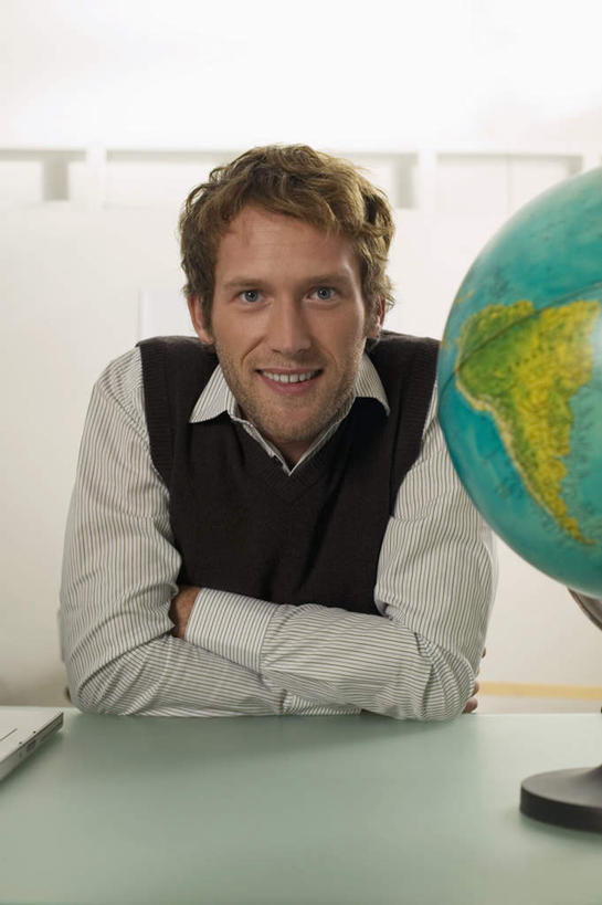 西方人,一个人,商务人士,商务男性,坐,笑,双手交叉,微笑,露齿笑,竖图,室内,白天,正面,衬衫,仪器,海洋,地图,欧洲,欧洲人,仅一个男性,仅一个人,撑,套装,服装,网格,地球仪,线条,世界地图,地球,陆地,全球,托腮,注视,休闲装,球,仅一个年轻男性,衣服,经纬线,模型,观察,看,托,休闲,球体,休闲服,地理,国家,服饰,观看,大陆,察看,世界,双手抱胸,关注,托下巴,商务装,纬线,版图,经线,工薪阶层,经纬仪,地理学,男人,男性,年轻男性,白种人,白领,上班族,坐着,半身,彩图,衬衣,大洋,大洲