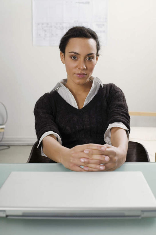 西方人,一个人,商务人士,商务女性,坐,双手交叉,竖图,室内,白天,正面,电脑,笔记本电脑,欧洲,欧洲人,仅一个年轻女性,仅一个女性,仅一个人,套装,服装,网络,注视,休闲装,通讯设备,衣服,观察,看,休闲,休闲服,服饰,观看,察看,无线,关注,通信设备,商务装,无线网络,无线上网,便携式电脑,工薪阶层,手提电脑,年轻女性,女人,女性,白种人,白领,上班族,十字手,坐着,半身,彩图