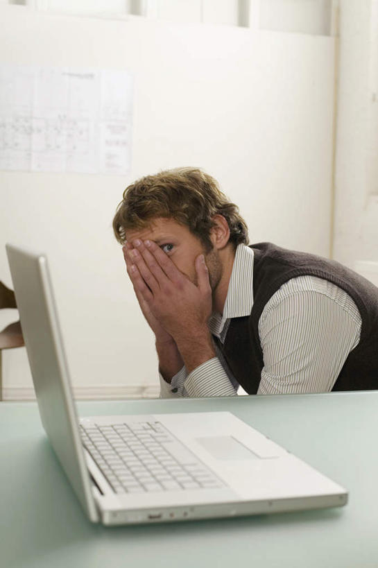 西方人,一个人,商务人士,商务男性,坐,竖图,室内,白天,侧面,衬衫,电脑,笔记本电脑,欧洲,欧洲人,仅一个男性,仅一个人,套装,服装,网络,注视,休闲装,通讯设备,仅一个年轻男性,衣服,观察,看,休闲,休闲服,遮,服饰,观看,察看,无线,遮挡,关注,通信设备,商务装,无线网络,无线上网,便携式电脑,工薪阶层,遮盖,遮蔽,手提电脑,男人,男性,年轻男性,白种人,白领,上班族,坐着,半身,彩图,衬衣