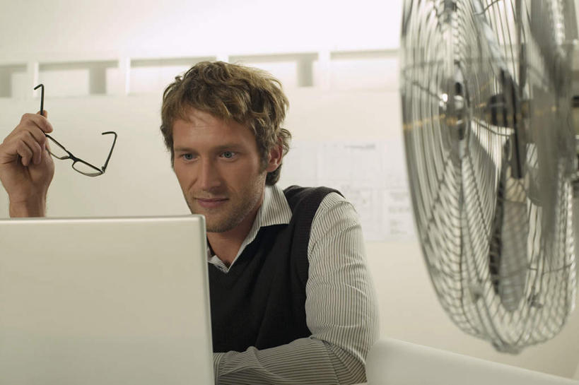 西方人,一个人,商务人士,商务男性,坐,横图,室内,白天,正面,衬衫,电脑,笔记本电脑,欧洲,欧洲人,仅一个男性,仅一个人,套装,服装,网络,电器,眼镜,风扇,夏季,清凉,拿,拿着,注视,休闲装,凉爽,通讯设备,仅一个年轻男性,衣服,夏天,观察,看,休闲,休闲服,服饰,电风扇,观看,电扇,察看,无线,家电,家用电器,关注,通信设备,商务装,无线网络,近视眼镜,无线上网,便携式电脑,工薪阶层,手提电脑,男人,男性,年轻男性,白种人,白领,上班族,坐着,半身,彩图,衬衣,小家电