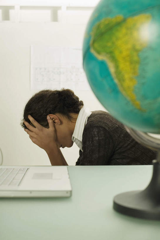 西方人,一个人,商务人士,商务女性,坐,竖图,室内,白天,侧面,电脑,笔记本电脑,仪器,海洋,地图,欧洲,欧洲人,仅一个男性,仅一个人,套装,服装,朦胧,模糊,网格,网络,地球仪,线条,世界地图,地球,陆地,全球,休闲装,通讯设备,球,仅一个年轻男性,衣服,经纬线,模型,低头,休闲,球体,休闲服,遮,地理,国家,服饰,大陆,世界,无线,遮挡,通信设备,商务装,无线网络,纬线,版图,经线,无线上网,便携式电脑,工薪阶层,遮盖,遮蔽,经纬仪,地理学,手提电脑,男人,男性,年轻男性,白种人,白领,上班族,坐着,半身,彩图,大洋,大洲