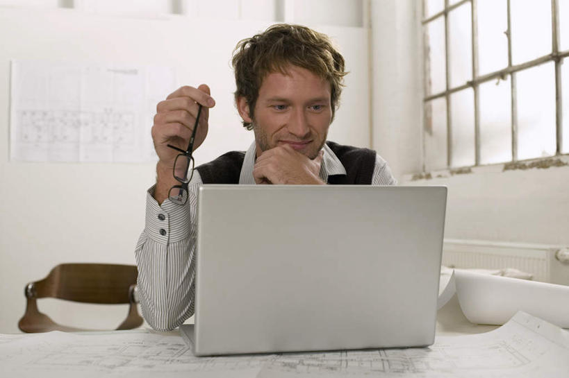 西方人,一个人,商务人士,商务男性,坐,笑,微笑,横图,室内,白天,正面,衬衫,电脑,笔记本电脑,欧洲,欧洲人,仅一个男性,仅一个人,撑,套装,服装,网络,托腮,注视,休闲装,通讯设备,仅一个年轻男性,衣服,观察,看,托,休闲,休闲服,服饰,观看,察看,无线,关注,托下巴,通信设备,商务装,无线网络,无线上网,便携式电脑,工薪阶层,手提电脑,男人,男性,年轻男性,白种人,白领,上班族,坐着,半身,彩图,衬衣