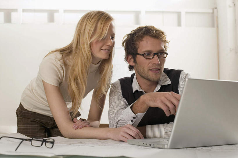 西方人,两个人,伙伴,朋友,商务人士,商务男性,商务女性,站,坐,笑,说,微笑,横图,室内,白天,正面,衬衫,友谊,合作,团队,电脑,笔记本电脑,欧洲,欧洲人,指,套装,服装,网络,图纸,眼镜,设计图,休闲装,方向,通讯设备,衣服,手势,站着,休闲,休闲服,战略,服饰,无线,指向,食指,通信设备,商务装,无线网络,工程图,草图,近视眼镜,蓝图,无线上网,便携式电脑,工薪阶层,联合,合谋,交流,配合,协作,手提电脑,男人,男性,年轻男性,年轻女性,女人,女性,白种人,白领,上班族,设计,沟通,讲话,交谈,说话,谈话,站立,坐着,半身,彩图,衬衣