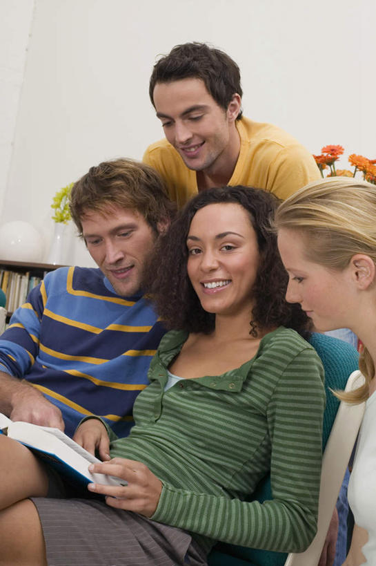 西方人,四个人,伙伴,朋友,坐,笑,说,微笑,露齿笑,竖图,室内,白天,正面,看书,阅读,友谊,书籍,欧洲,欧洲人,学习,服装,墙,注视,休闲装,墙壁,墙面,衣服,白色,书本,观察,看,休闲,休闲服,读书,浏览,服饰,观看,察看,关注,交流,友情,男人,男性,年轻男性,年轻女性,女人,女性,白种人,书,图书,沟通,讲话,交谈,说话,谈话,坐着,半身,彩图