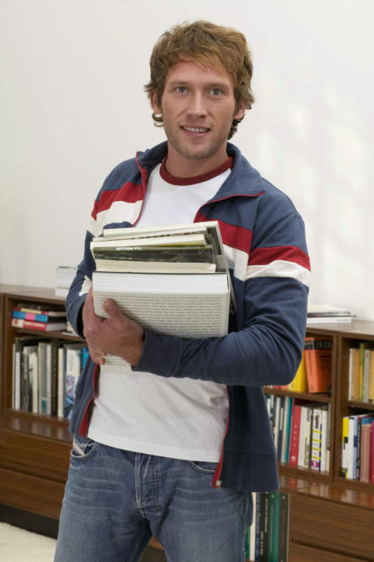 西方人,一个人,站,捧,竖图,室内,白天,正面,看书,阅读,书架,书籍,欧洲,欧洲人,仅一个男性,仅一个人,学习,服装,墙,注视,休闲装,墙壁,墙面,仅一个年轻男性,衣服,白色,书本,观察,看,站着,休闲,休闲服,读书,浏览,服饰,观看,察看,关注,男人,男性,年轻男性,白种人,书,图书,端,端着,捧着,手捧,站立,半身,彩图