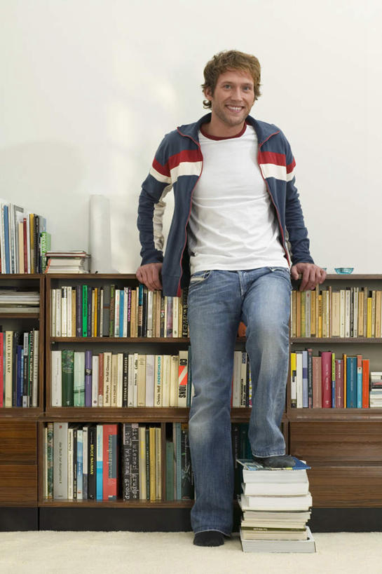 西方人,一个人,站,笑,微笑,露齿笑,竖图,室内,白天,正面,书架,书籍,欧洲,欧洲人,仅一个男性,仅一个人,服装,墙,注视,休闲装,墙壁,墙面,仅一个年轻男性,衣服,白色,书本,观察,看,站着,休闲,休闲服,服饰,观看,察看,关注,男人,男性,年轻男性,白种人,书,图书,站立,彩图,全身