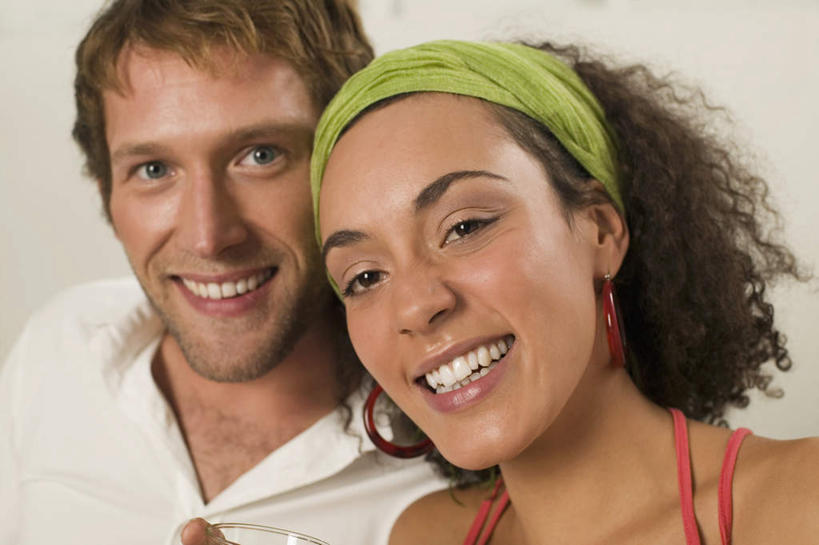 西方人,脸,头,脸颊,两个人,夫妻,站,笑,微笑,露齿笑,横图,室内,特写,白天,正面,爱情,欧洲,欧洲人,服装,墙,浪漫,注视,休闲装,肩膀,墙壁,墙面,衣服,白色,观察,看,站着,休闲,休闲服,恩爱,恋人,服饰,观看,察看,关注,男人,男性,年轻男性,年轻女性,女人,女性,白种人,头部,脸部,脸蛋,面部,情侣,站立,半身,彩图,伴侣