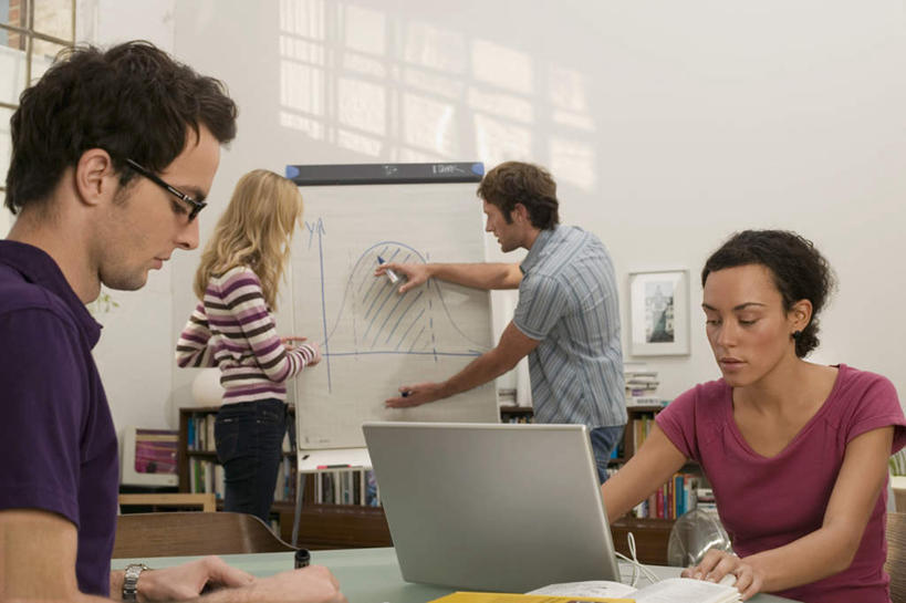 西方人,背部,四个人,伙伴,朋友,商务人士,商务男性,商务女性,站,坐,说,横图,室内,白天,正面,衬衫,友谊,合作,团队,电脑,笔记本电脑,欧洲,欧洲人,套装,服装,网络,注视,休闲装,通讯设备,衣服,黑板,观察,看,站着,休闲,休闲服,战略,教学,服饰,观看,察看,无线,关注,通信设备,商务装,无线网络,无线上网,便携式电脑,工薪阶层,联合,合谋,耐磨,教学黑板,交流,配合,协作,手提电脑,男人,男性,年轻男性,年轻女性,女人,女性,白种人,白领,上班族,沟通,讲话,交谈,说话,谈话,站立,坐着,半身,彩图,衬衣