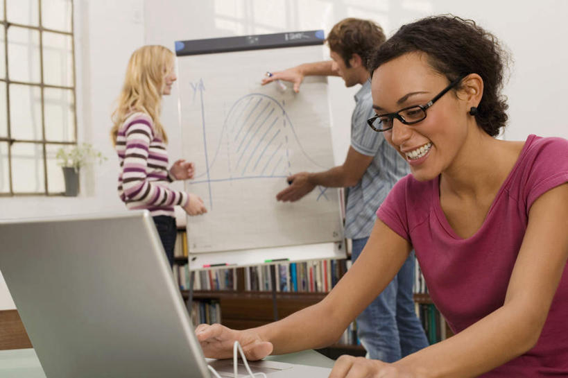 西方人,三个人,伙伴,朋友,商务人士,商务男性,商务女性,站,坐,笑,说,微笑,露齿笑,横图,室内,白天,正面,衬衫,友谊,合作,团队,电脑,笔记本电脑,欧洲,欧洲人,套装,服装,网络,注视,休闲装,通讯设备,衣服,黑板,观察,看,站着,休闲,休闲服,战略,教学,服饰,观看,察看,无线,关注,通信设备,商务装,无线网络,无线上网,便携式电脑,工薪阶层,联合,合谋,耐磨,教学黑板,交流,配合,协作,手提电脑,男人,男性,年轻男性,年轻女性,女人,女性,白种人,白领,上班族,沟通,讲话,交谈,说话,谈话,站立,坐着,半身,彩图,衬衣