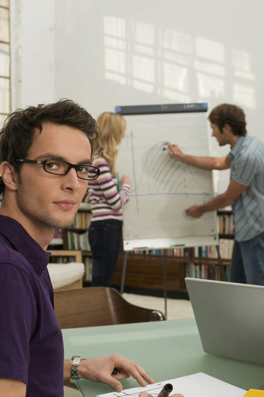 西方人,三个人,伙伴,朋友,商务人士,商务男性,商务女性,站,坐,说,竖图,室内,白天,正面,衬衫,友谊,合作,团队,电脑,笔记本电脑,欧洲,欧洲人,套装,服装,网络,笔,纸,纸张,拿,拿着,注视,休闲装,通讯设备,衣服,黑板,观察,看,站着,休闲,休闲服,战略,教学,服饰,观看,察看,无线,关注,通信设备,商务装,无线网络,无线上网,便携式电脑,工薪阶层,联合,合谋,耐磨,教学黑板,交流,配合,协作,手提电脑,男人,男性,年轻男性,年轻女性,女人,女性,白种人,白领,上班族,沟通,讲话,交谈,说话,谈话,站立,坐着,半身,彩图,衬衣