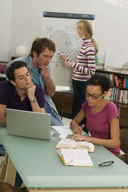 西方人,四个人,伙伴,朋友,商务人士,商务男性,商务女性,站,坐,笑,说,微笑,露齿笑,竖图,室内,白天,正面,衬衫,看书,阅读,友谊,合作,团队,电脑,笔记本电脑,书籍,欧洲,欧洲人,撑,学习,指,套装,服装,网络,托腮,注视,休闲装,方向,通讯设备,衣服,黑板,书本,观察,看,手势,托,站着,休闲,休闲服,战略,读书,教学,浏览,服饰,观看,察看,无线,指向,关注,托下巴,通信设备,商务装,无线网络,无线上网,便携式电脑,工薪阶层,联合,合谋,耐磨,教学黑板,交流,配合,协作,手提电脑,男人,男性,年轻男性,年轻女性,女人,女性,白种人,白领,上班族,书,图书,沟通,讲话,交谈,说话,谈话,站立,坐着,半身,彩图,衬衣