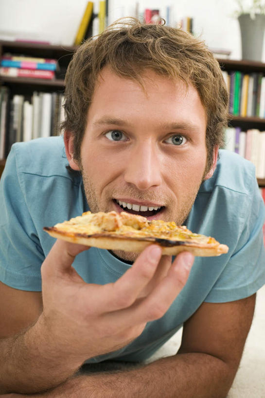 西方人,一个人,坐,吃,竖图,室内,白天,正面,烹饪,西餐,欧洲,欧洲人,仅一个男性,仅一个人,服装,料理,食品,披萨,注视,休闲装,菜肴,美食,食物,仅一个年轻男性,衣服,观察,看,趴着,张嘴,休闲,休闲服,西式,服饰,佳肴,观看,察看,比萨,关注,张大嘴巴,垃圾食品,意大利薄饼,男人,男性,年轻男性,白种人,张开嘴,嚼,趴,食,坐着,半身,彩图