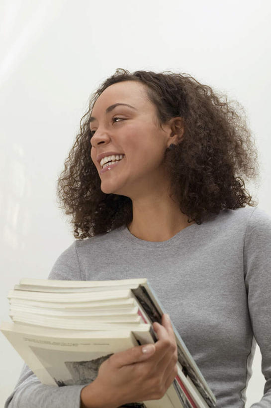 西方人,一个人,站,捧,笑,微笑,露齿笑,竖图,室内,白天,正面,看书,阅读,书籍,欧洲,欧洲人,仅一个年轻女性,仅一个女性,仅一个人,学习,服装,墙,注视,休闲装,墙壁,墙面,衣服,白色,书本,观察,看,站着,休闲,休闲服,读书,浏览,服饰,观看,察看,关注,年轻女性,女人,女性,白种人,书,图书,端,端着,捧着,手捧,站立,半身,彩图