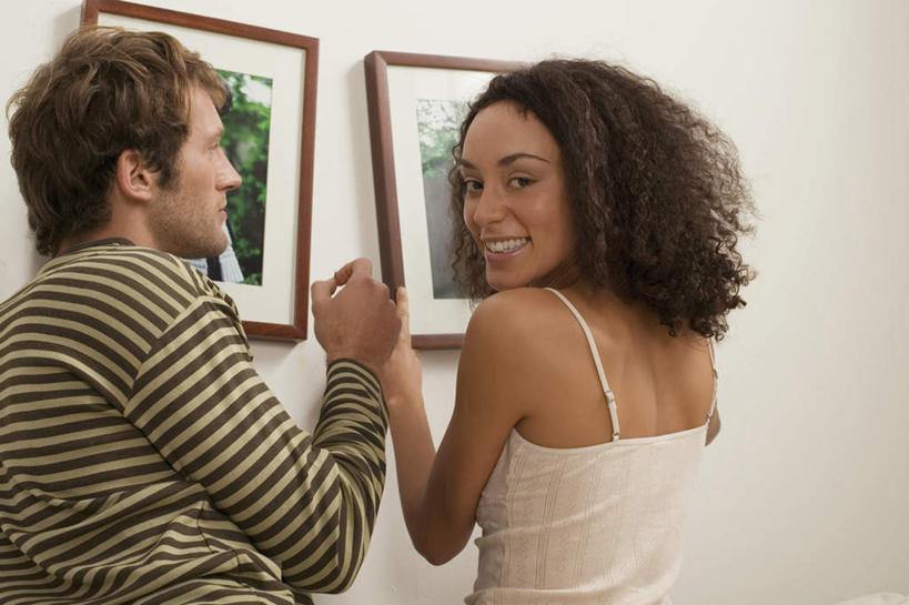 西方人,两个人,夫妻,站,笑,说,微笑,露齿笑,横图,室内,白天,爱情,相框,欧洲,欧洲人,敲打,服装,锤子,工具,榔头,墙,浪漫,拿,拿着,扭头,注视,休闲装,墙壁,墙面,背面,衣服,观察,看,站着,转头,休闲,休闲服,图钉,恩爱,恋人,服饰,观看,五金,察看,变形,紧固,关注,矫正,塑形,牢固,交流,男人,男性,年轻男性,年轻女性,女人,女性,白种人,情侣,沟通,讲话,交谈,说话,谈话,站立,半身,彩图,伴侣