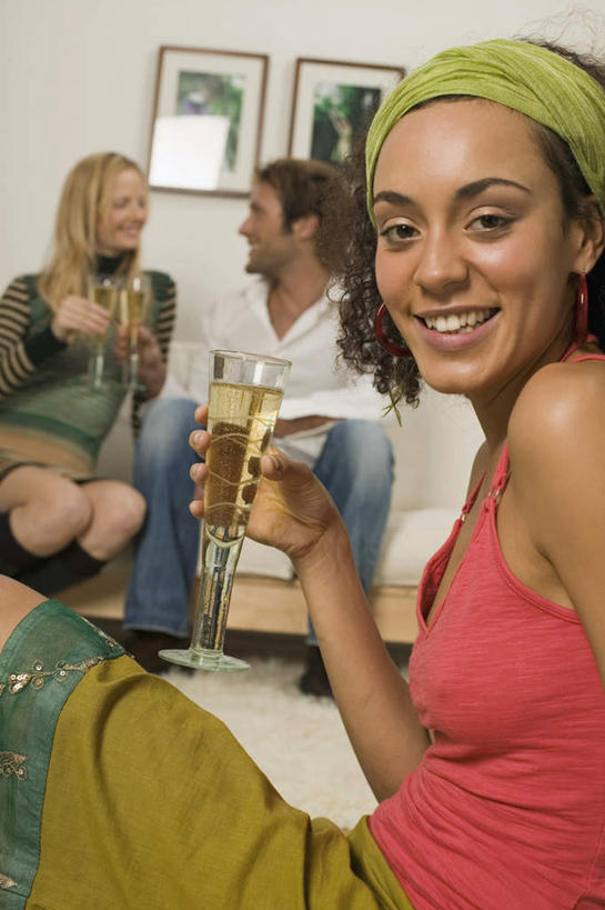 西方人,三个人,伙伴,朋友,坐,笑,说,微笑,露齿笑,竖图,室内,白天,正面,友谊,杯子,欧洲,欧洲人,服装,朦胧,模糊,高脚杯,拿,拿着,注视,休闲装,玻璃制品,衣服,酒杯,观察,看,休闲,休闲服,服饰,观看,察看,关注,香槟杯,交流,友情,男人,男性,年轻男性,年轻女性,女人,女性,白种人,玻璃杯,沟通,讲话,交谈,说话,谈话,坐着,半身,彩图